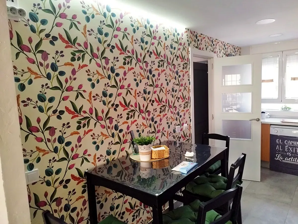 Comedor con papel pintado floral