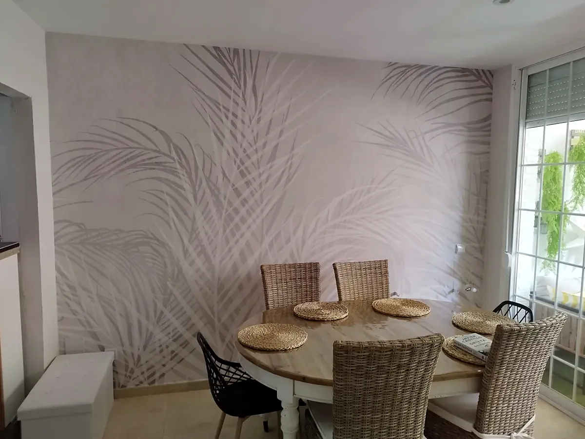 Comedor con papel pintado de palmeras