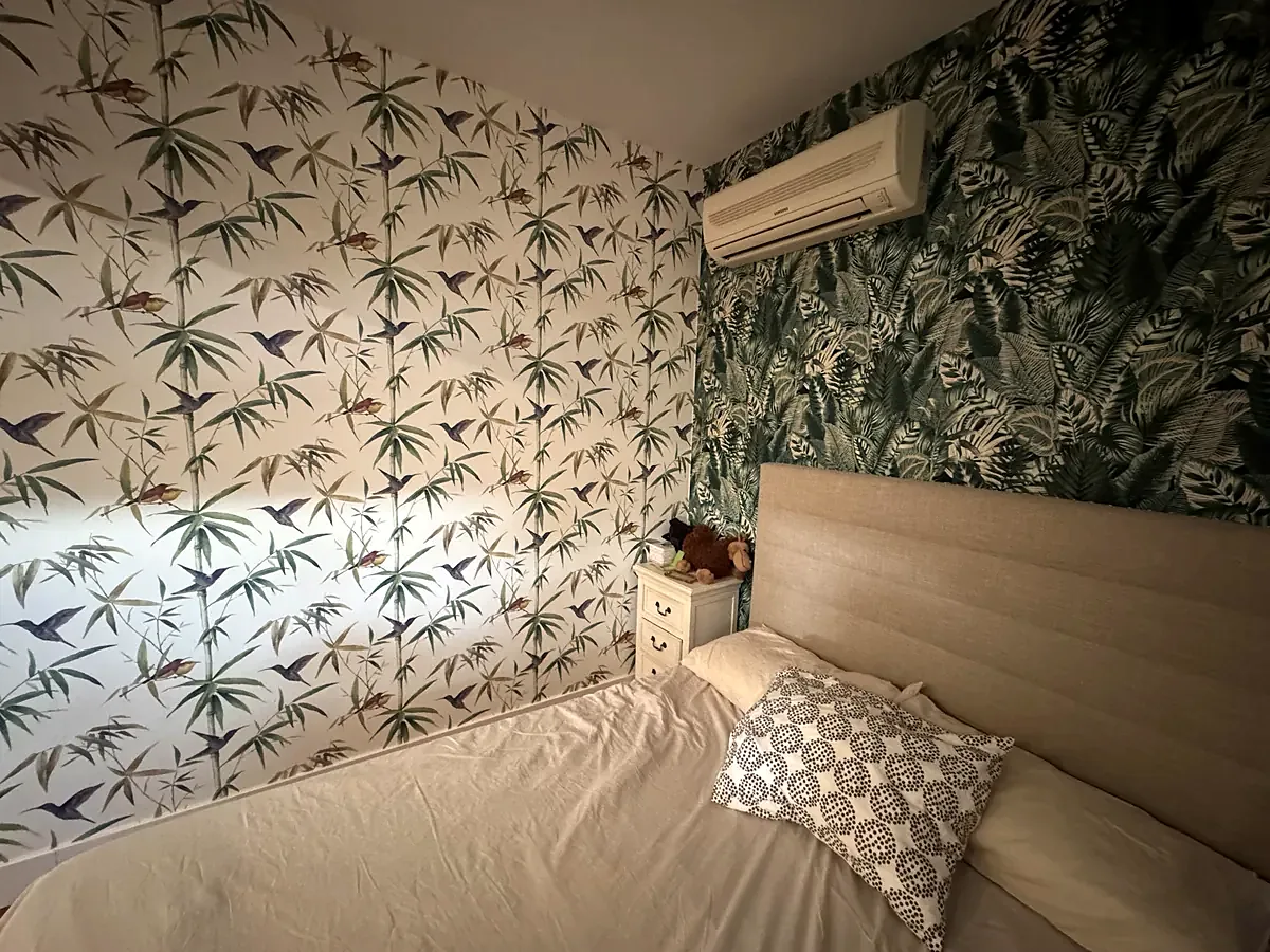 Dormitorio con papel pintado de bambú y hojas