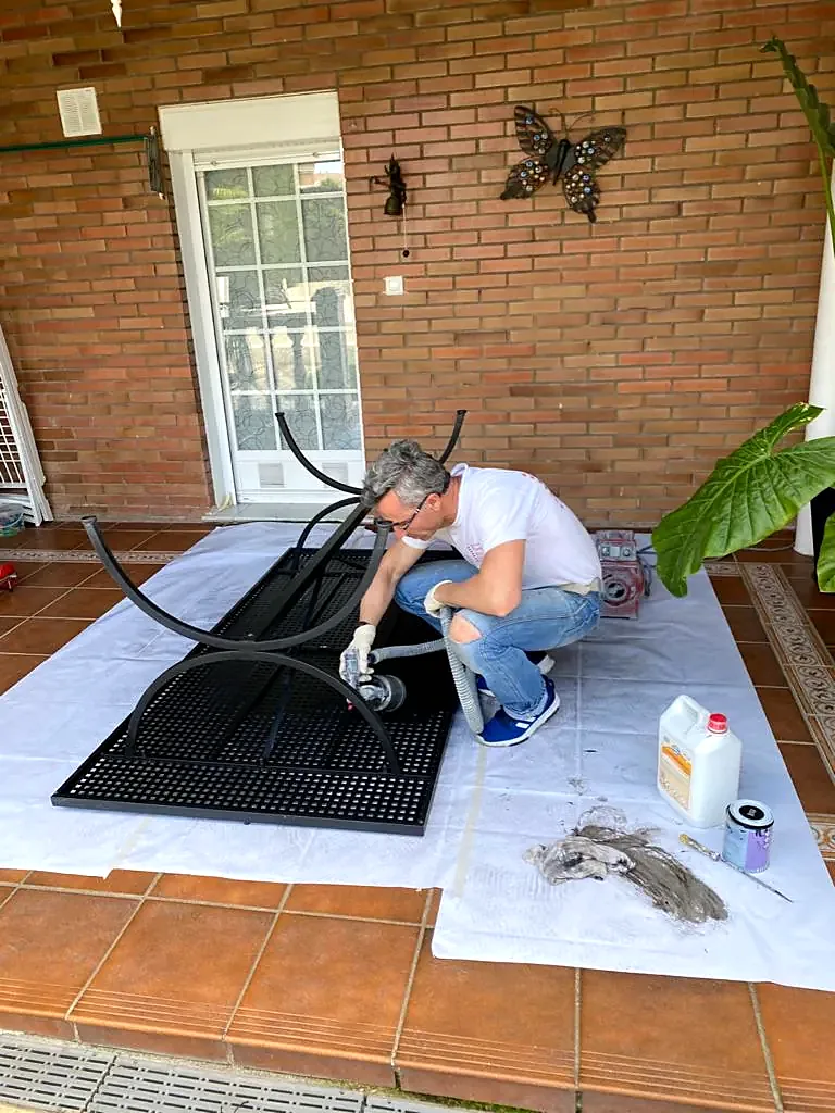 Lacando una mesa metálica de exterior