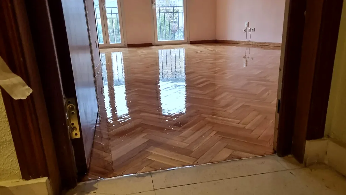 Parquet de espiga acuchillado y barnizado