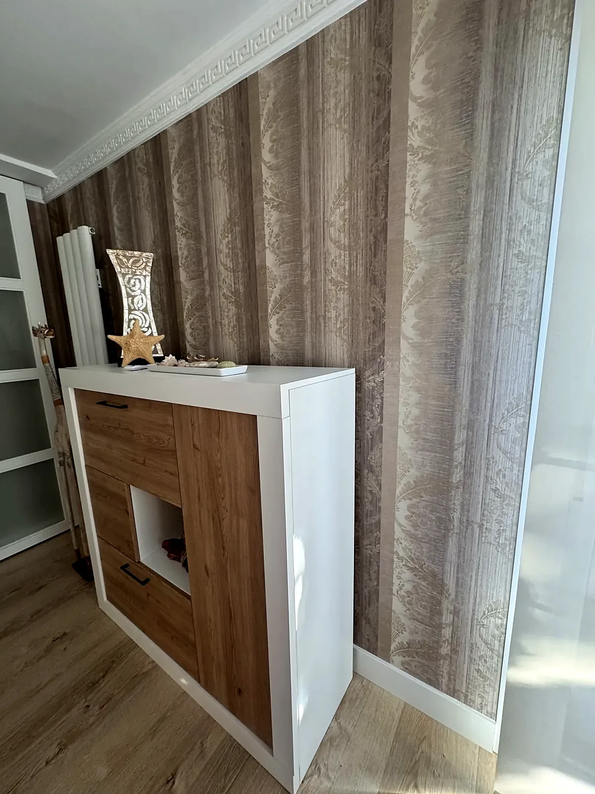 Salón con papel pintado efecto madera