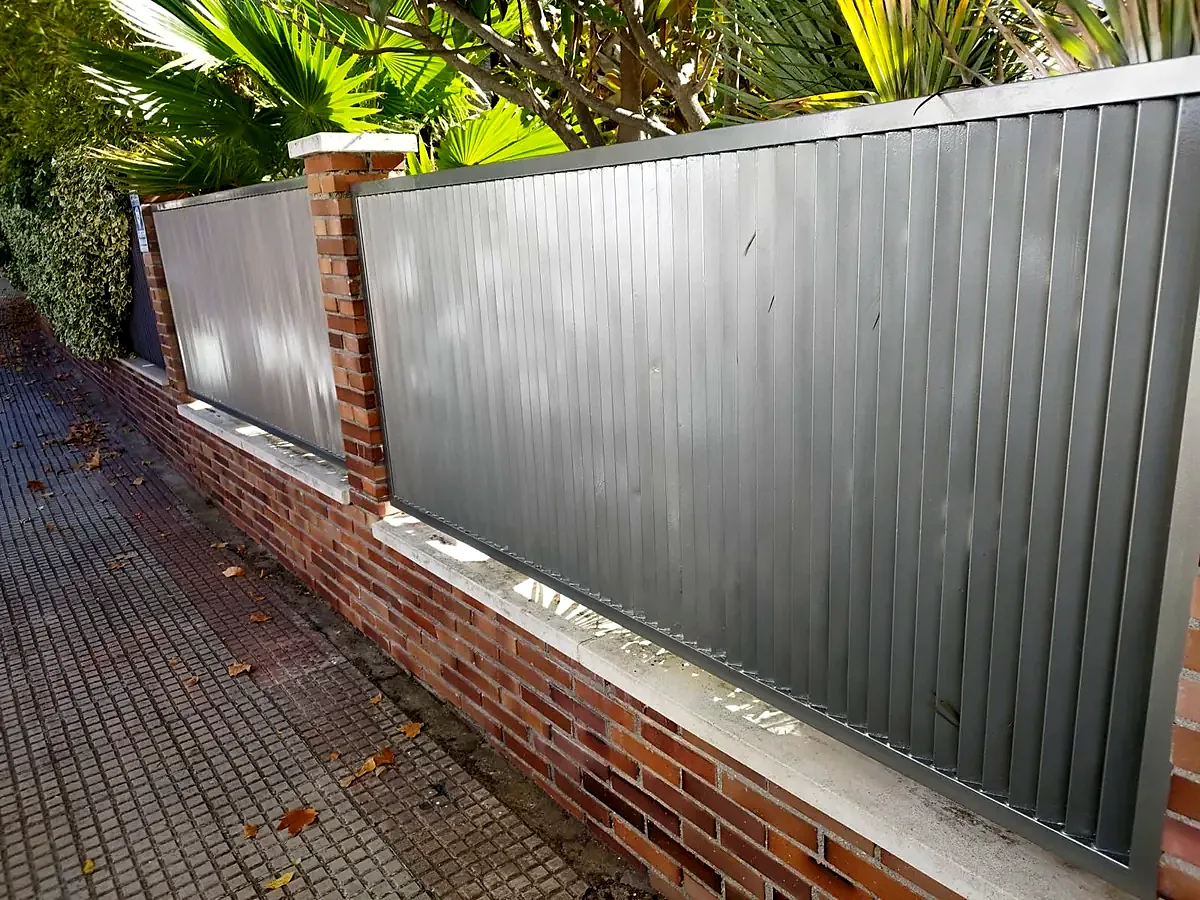 Valla exterior lacada en gris